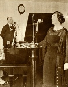 Előadók duettet énekelnek a 2LO egyik stúdiójában, Savoy Hill, London, 1923, 1935. alkotó: Unbekannt