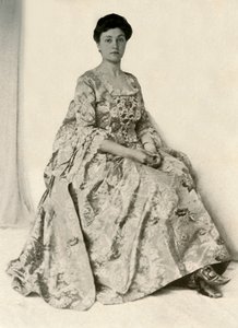 Fénykép egy kincob-brokátról, selyemhímzett Stomacherrel, c1750, 1937. alkotó: Unbekannt