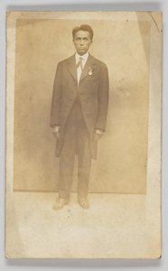 Fényképes képeslap egy öltönyös férfiról, 1904-1918. alkotó: Unbekannt