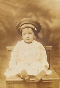 Fényképes képeslap kisgyermek képével, 1918-1930. alkotó: Unbekannt