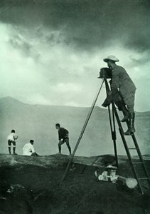 Fényképezés a Craters Lipnél, Aso-San, 1910. alkotó: Unbekannt