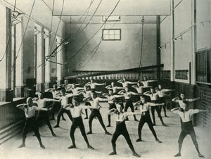 Fizikai gyakorlatok a Süketnémák Királyi Intézetében, Friar Gate, Derby, 1902. alkotó: Unbekannt