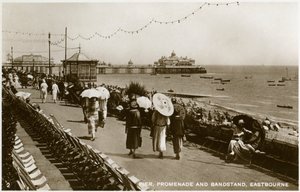 Móló, sétány és bandand, Eastbourne, Sussex, 1920-as évek alkotó: Unbekannt