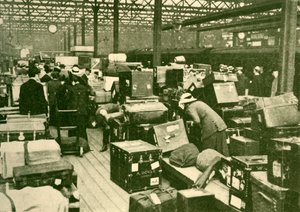 Poggyászkupacok a Charing Cross állomáson, 1930. alkotó: Unbekannt