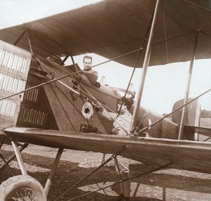 Pilóta kétfedelű repülőgépen, c1914-c1918 alkotó: Unbekannt