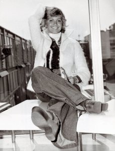 Portré az ausztrál énekesnőről és komikusról, Olivia Newton Johnról (sz. 1949), London, 1975.05.23. (f/w fotó) alkotó: Unbekannt
