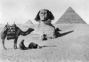 Imádkozás egy szfinx előtt, Kairó, Egyiptom, 1920-as évek alkotó: Unbekannt