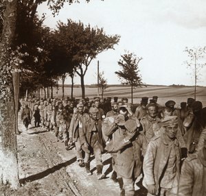 Prisoners, Route de lEpine, Franciaország, c1914-c1918 alkotó: Unbekannt