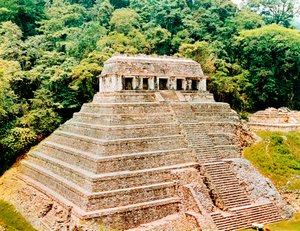 Piramis és Temple-of-the-Feliratok, Palenque, Mexikó, 7. század alkotó: Unbekannt