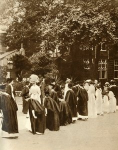 Queen Mary a Bedford College-ban, London, 1913, 1935. alkotó: Unbekannt