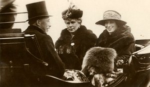 Mária királynő a királyi hercegnővel és Lascelles vikomttal, 1923. alkotó: Unbekannt