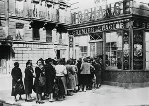 Nők sora egy tejüzlet előtt, a németek által megszállt Párizs, 1940. június 28. alkotó: Unbekannt