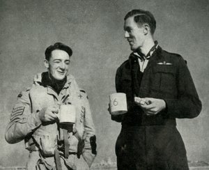A RAF személyzete egy csésze teát élvezve, Málta, II. világháború, 1942, 1944. alkotó: Unbekannt