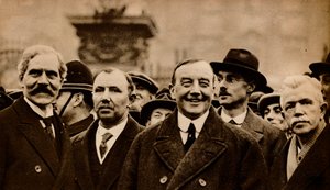 Ramsay Macdonald, a brit munkáspárti első miniszterelnök, aki felkérés után elhagyja a Buckingham-palotát alkotó: Unbekannt