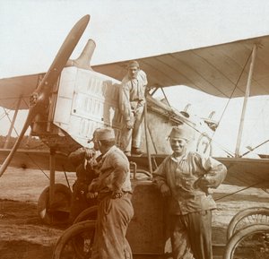 Tankolás kétfedelű repülőgép, c1914-c1918 alkotó: Unbekannt