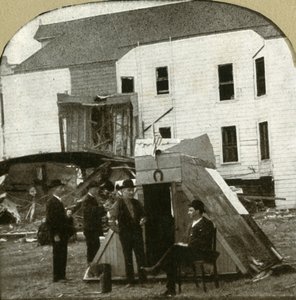 Menekülttábor, a háttérben egykori lakóház romokban. Ez a földrengés munka, 1906. alkotó: Unbekannt