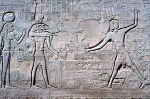 A fáraó domborműve a Kum és Sekhmet előtt, Khnum temploma, a Ptolemaioszi és a római korszak alkotó: Unbekannt