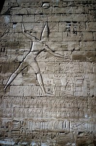 Az ellenséget ütő III. Ramszesz domborműve, Ramszesz III halottas temploma, Medinet Habu, Kr.e. 1200 alkotó: Unbekannt