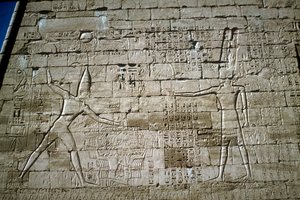 Az ellenséget ütő III. Ramszesz domborműve, Ramszesz III halottas temploma, Medinet Habu, Kr.e. 1200 alkotó: Unbekannt