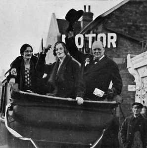 Visszatért Eppingbe. Mrs. Churchill és lánya, Diana osztoznak a boldogságban és a győzelemben, 1931, 1945. alkotó: Unbekannt