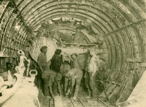 Forgóvágó munka közben a város és a dél-londoni vasútvonal kibővített csövében, 1930. alkotó: Unbekannt