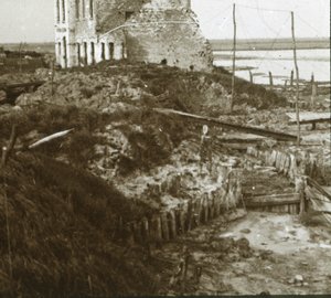 Romos épület és árkok a part mentén, c1914-c1918 alkotó: Unbekannt