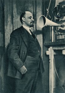 Vlagyimir Lenin orosz bolsevik vezető egy rádiófelvételen a Kremlben, Moszkva, Oroszország, 1919 alkotó: Unbekannt
