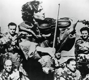 Orosz hadsereg ápolónője hegedül, Keleti Front, 1944 alkotó: Unbekannt