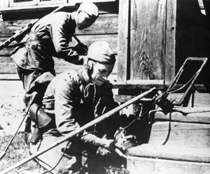 Orosz katonák aknadetektorral egy csapdába esett házat eltakarítanak, Keleti Front, 1944 alkotó: Unbekannt