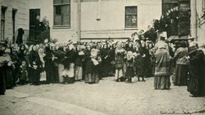 Orosz katonák feleségei hírekre várnak a frontról..., Első világháború, 1915, c1920. alkotó: Unbekannt