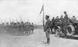 Alekszandr Kerenszkij előtt felvonuló orosz csapatok, első világháború, 1917. július alkotó: Unbekannt
