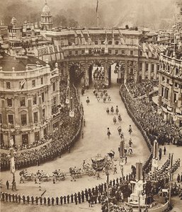 Sailors Line The Route a Trafalgar Square-en, 1937. május 12 alkotó: Unbekannt