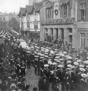 Tengerészek húzzák a Viktória királynő koporsóját szállító fegyveres kocsit, Windsor, Berkshire, 1901 alkotó: Unbekannt