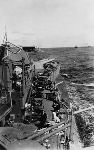 Tengerészek aludtak a brit HMS Malaya csatahajó felső fedélzetén, c1940-c1941 alkotó: Unbekannt