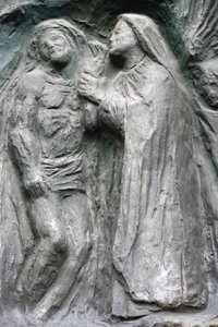 Saint-Pierre de Montmartre templom : Notre Dame ajtószobor : Jézust leteszik a keresztről, Párizs, Franciaország alkotó: Unbekannt