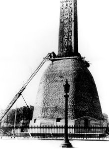 Az egyiptomi obeliszk alapját védő homokzsákok, a németek által megszállt Párizs, 1940 alkotó: Unbekannt
