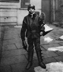 Scavenger fiú, aki feltakarítja a lóürüléket az úton, London, 1926-1927 alkotó: Unbekannt