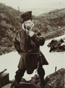 Svédország. Pipázó magvető tipikus fejdísszel. 1900 körül alkotó: Unbekannt
