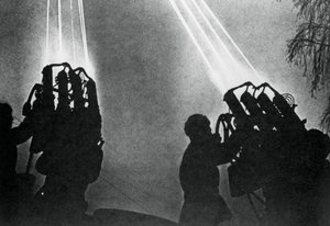 Keresőlámpa-kezelők éjszakai bombatámadásra készülnek, Moszkva, 1941 alkotó: Unbekannt