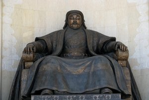 Csingisz kán ülő szobra az ulánbátori parlament épületében, 2005 alkotó: Unbekannt
