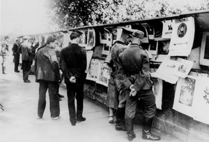 Használt könyv- és nyomdastandák a Szajna partján, a németek által megszállt Párizs, 1940 alkotó: Unbekannt