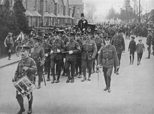Őrmesterek, akik kicipelik a menyasszonyi kocsit a templomból, 1915 alkotó: Unbekannt