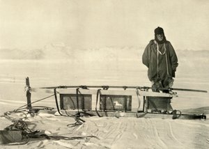 Shackleton a Broken Southern Sledge mellett áll, c1908, 1909. alkotó: Unbekannt