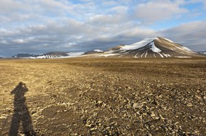 Emberi, sokszögű szerkezeti talaj árnyéka a Platabergeten, hátul a Nordenskjoeldfjellet hóval borított csúcsa, Longyearbyen közelében, Spitzbergákon, Svalbard, Norvégia, Európa alkotó: Unbekannt