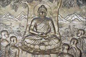 Sákjamuni Buddha a prédikációt - a törvény kerekét - hirdeti öt tanítványának. Ho Si Minh Város. Vietnam alkotó: Unbekannt