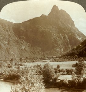 A Romdalshorn koronázó hegyfal éles csúcsai a Rauma folyó felett, Norvégia, 1905. alkotó: Unbekannt