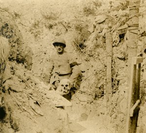 Az árkokban elásva talált koponya, c1914-c1918 alkotó: Unbekannt