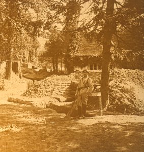 Katona az árkon kívül, Bois des Loges, Észak-Franciaország, c1914-c1918 alkotó: Unbekannt
