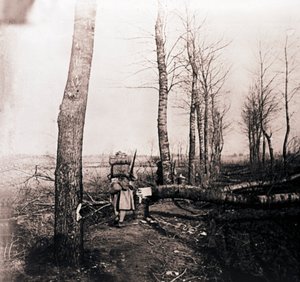 Katona csomaggal a hátán, c1914-c1918 alkotó: Unbekannt