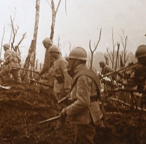 Katonák haladnak előre, c1914-c1918 alkotó: Unbekannt